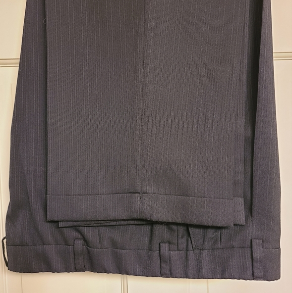 Men's Haggar Navy Pinstripe suit size 44R - Picture 9 of 14